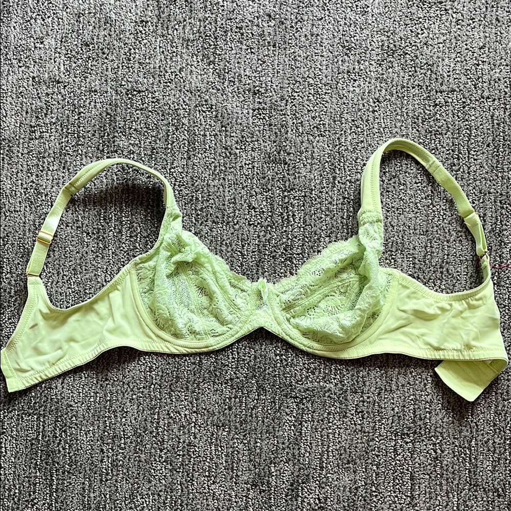 Vogue Lace Underwire Bra in Soft Green